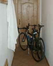Cyklerne med på hotel